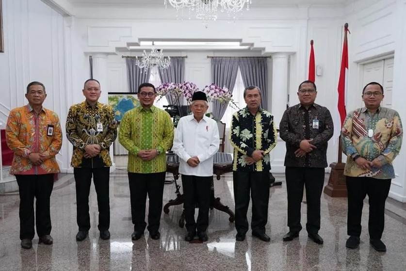 Wapres Maruf Amin bersama Gubri Syamsuar, Kepala BI Riau M Nur, Kepala OJK M Lutfi, Komisaris Utama BRK Syariah Syahrial Abdi dan Direktur Utama BRK Syariah Dr Andi Buchari.(foto: istimewa)